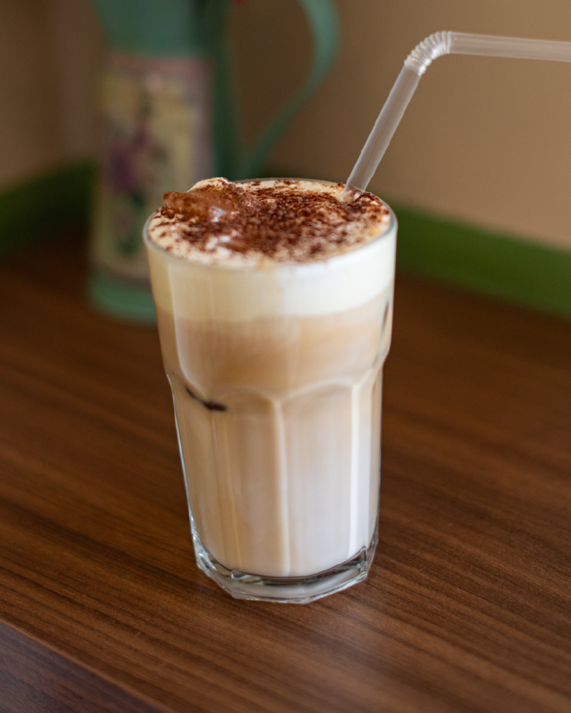 Café gelado com notas de tiramisù e toque refrescante.