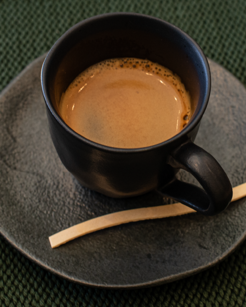 Intenso e encorpado, com crema aveludada e aroma marcante.