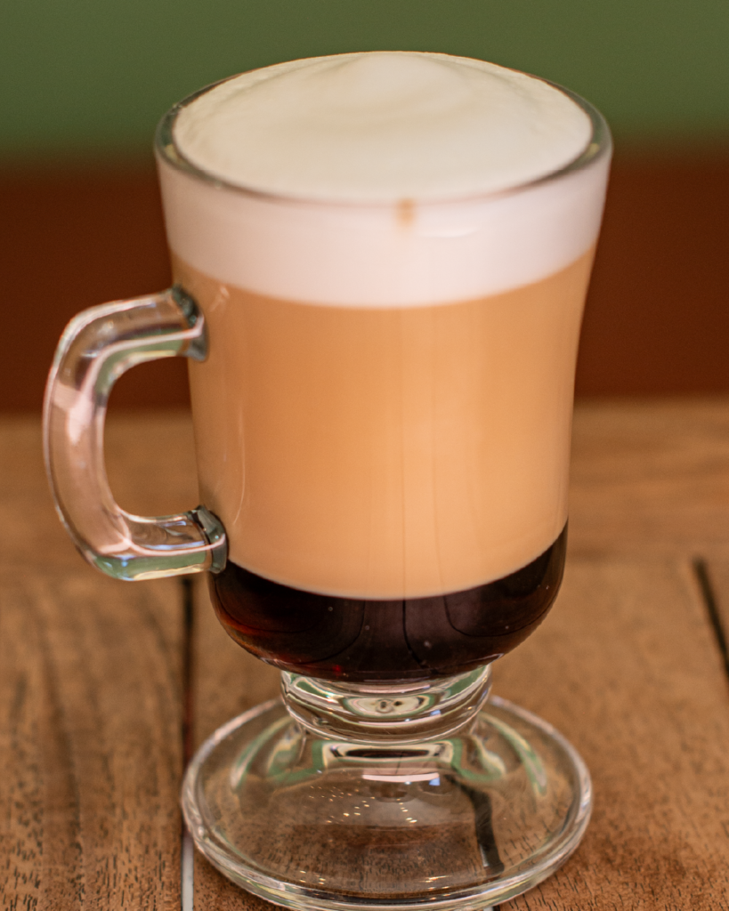 Leite vaporizado e café espresso em perfeita harmonia.