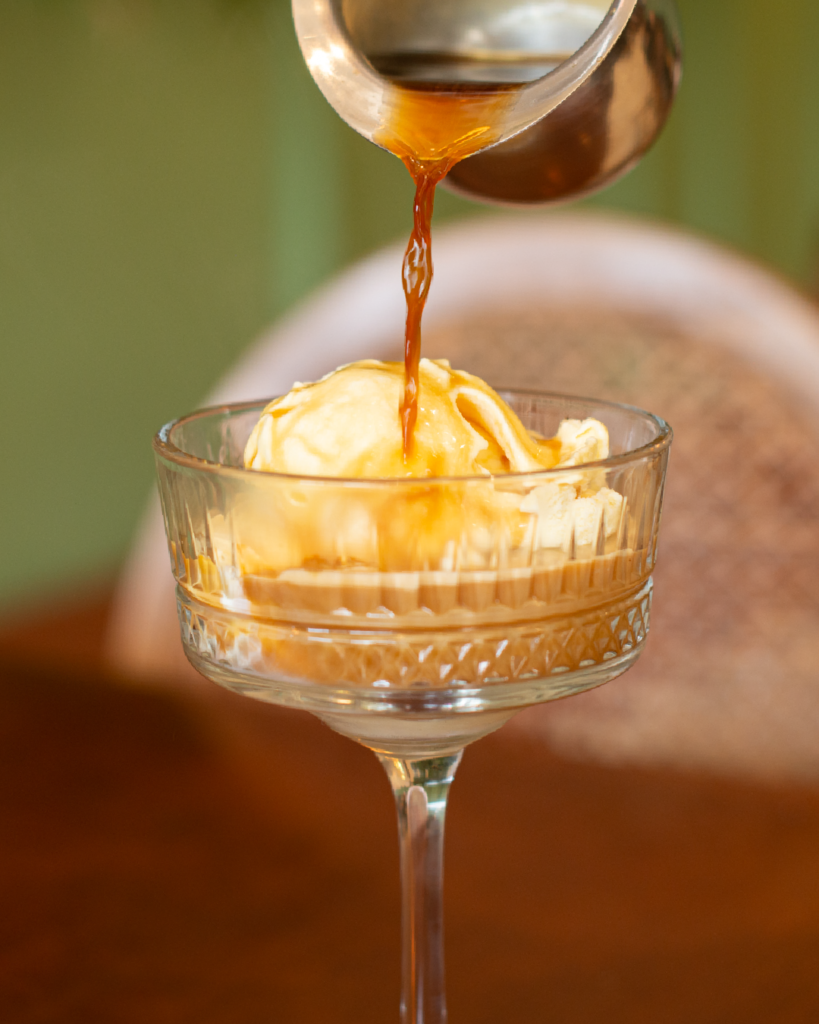 Sorvete de creme servido com uma dose de espresso quente.