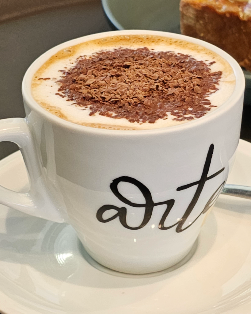 Espresso encorpado coberto com chantilly leve e cremoso.