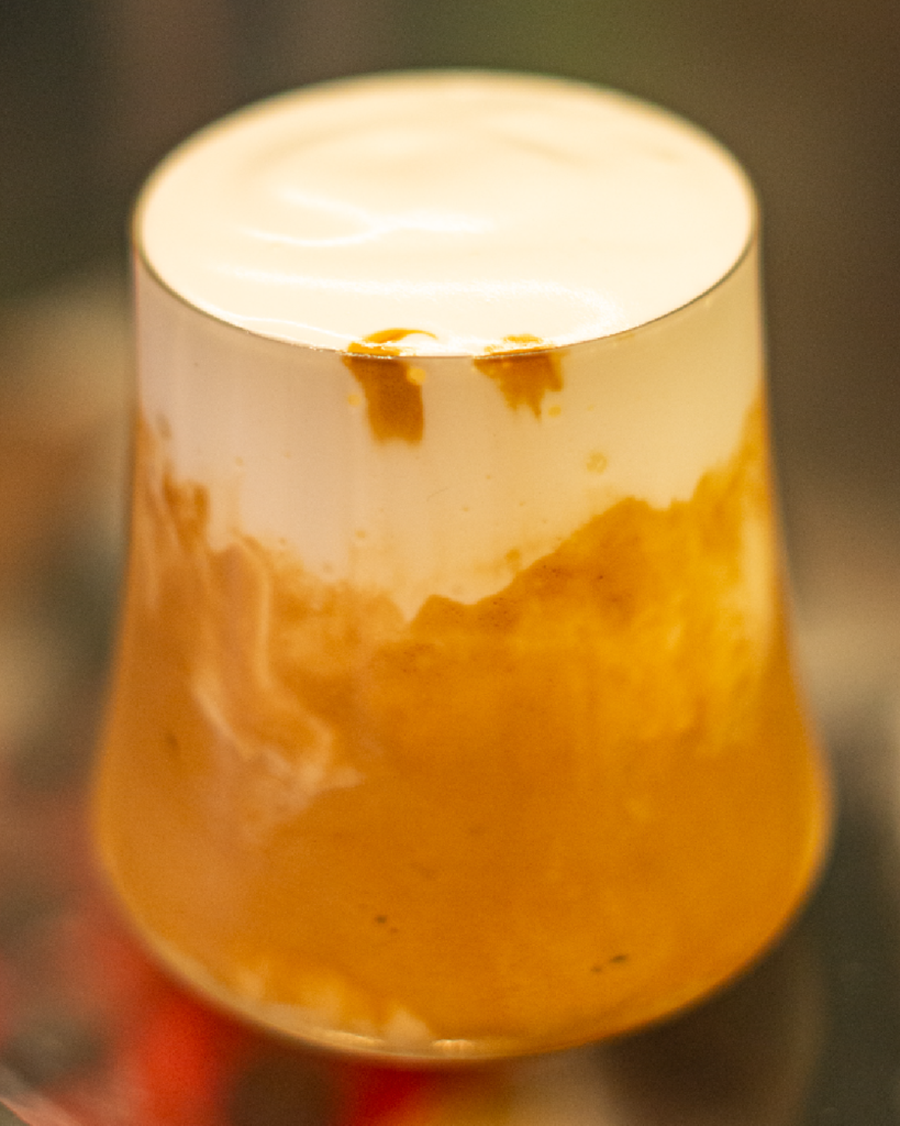 Espresso, leite vaporizado e calda de caramelo irresistível.