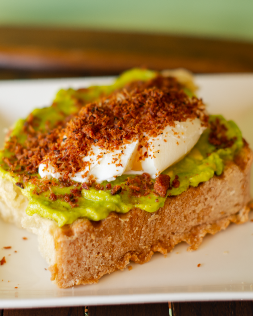 Creme de avocado, ovo poché e temperos cuidadosamente selecionados.