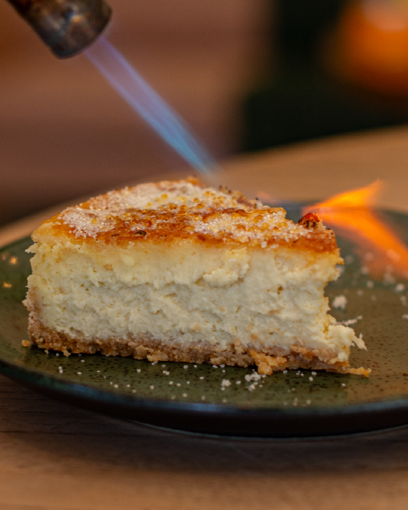 Cheesecake cremosa com irresistível casquinha caramelizada.