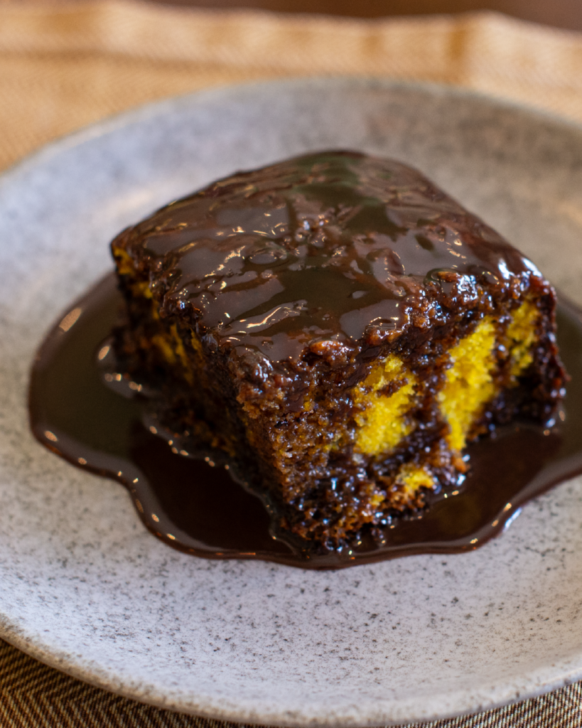 Massa fofinha com generosa cobertura de chocolate.