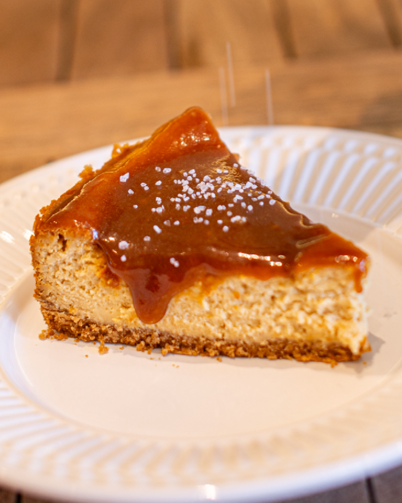 Cheesecake cremosa com caramelo salgado e toque brûlée.