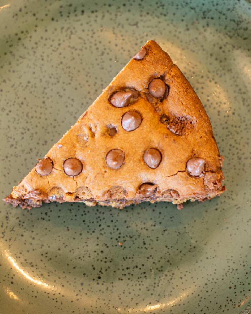 Cookie gigante, macio e recheado com muito chocolate.