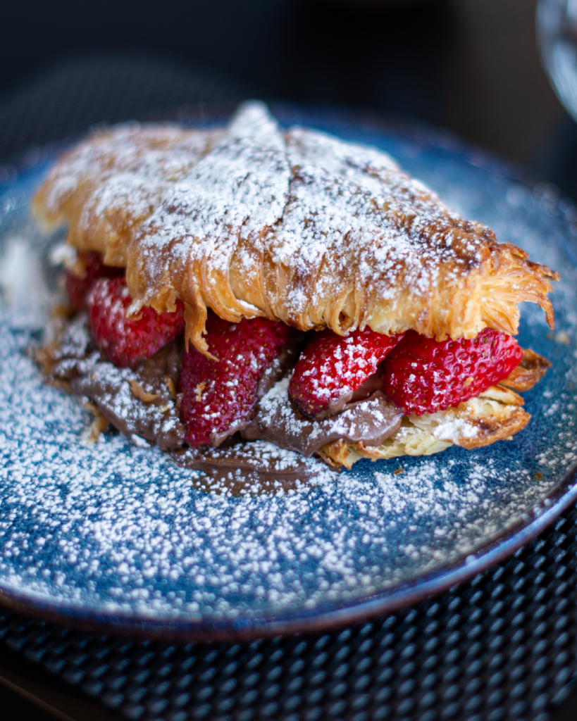 Croissant de massa folhada com recheio e sabor irresistível.