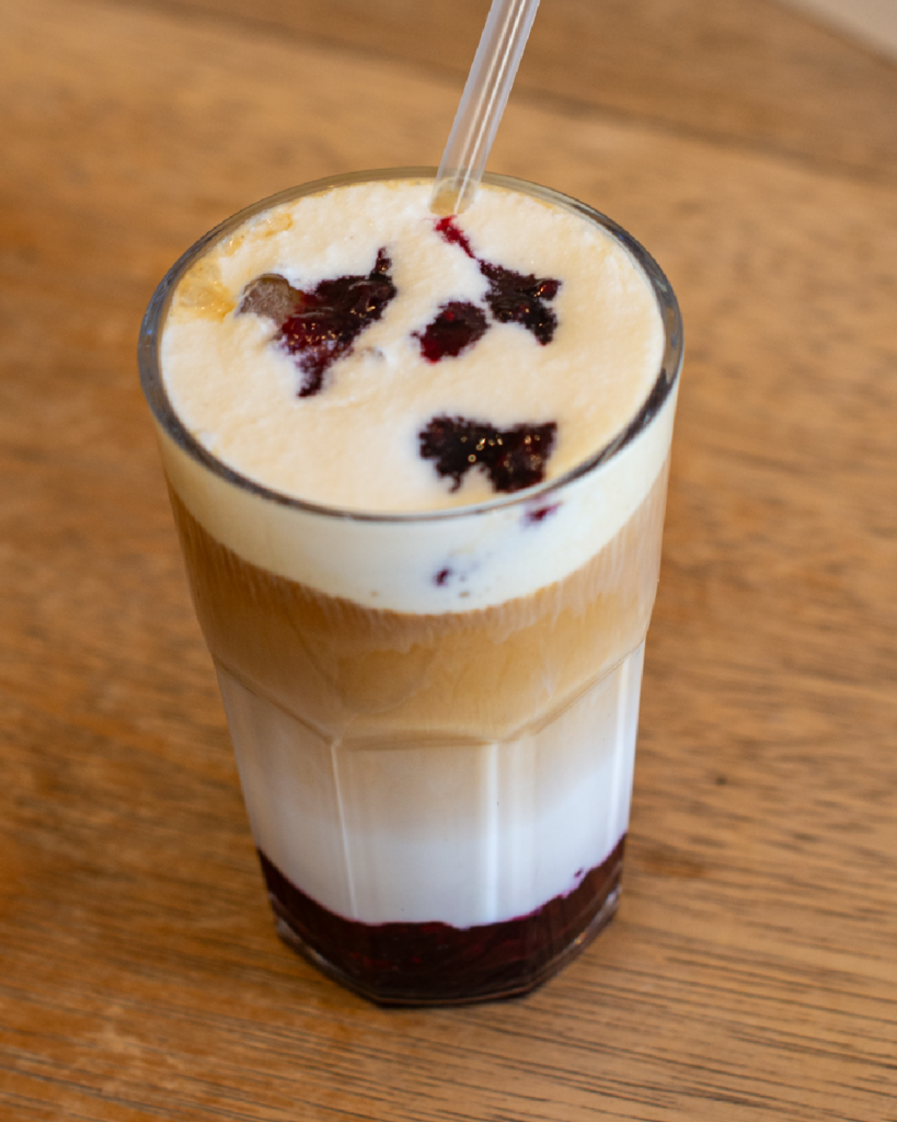 Café cremoso com notas de cheesecake e toque de blueberry.
