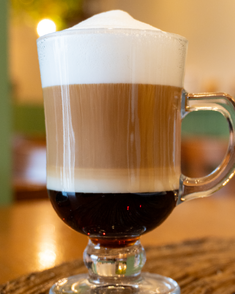 Calda caramelo ou chocolate, leite ou expresso e espuma de leite