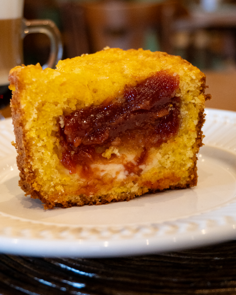 Bolo de milho fofinho com goiabada e requeijão