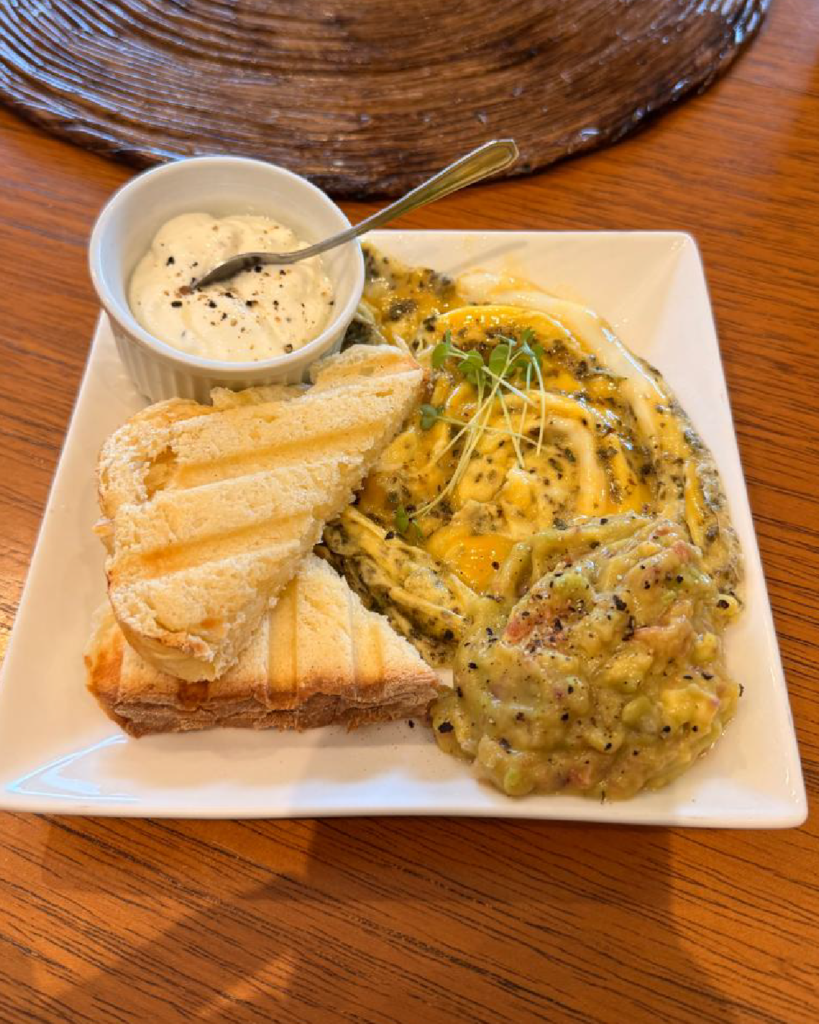 Ovos tornado com fatia de pão caseiro, guacamole e sour cream